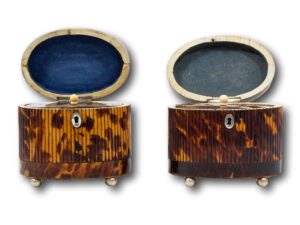 Font of the tortoiseshell tea caddy pair with the lids up
