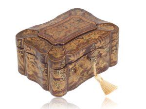 Front overview of the Chinese Export Lacquer Tea Caddy with the key fitted