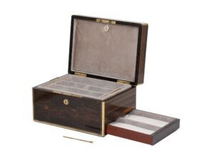 View of the jewellery box showing all its contents
