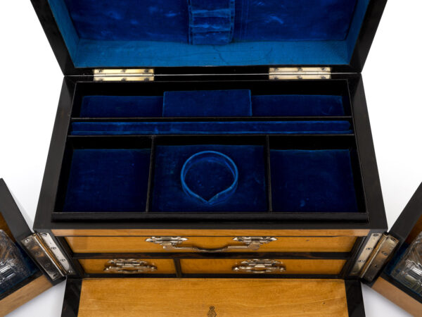 Jewellery box storage compartments