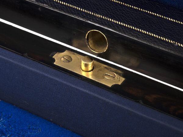 Close up of the drawer release