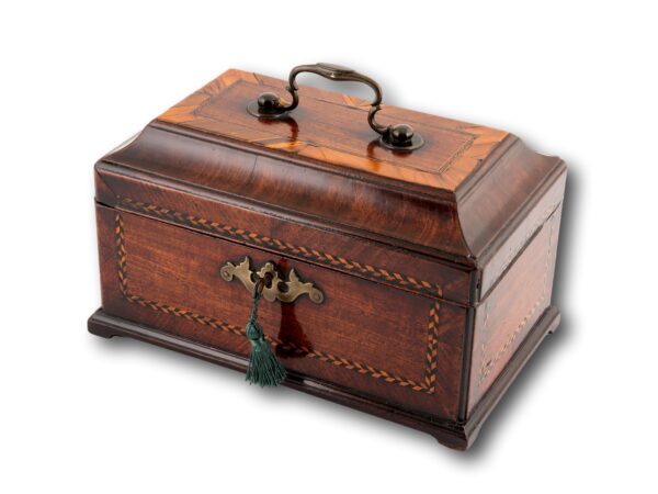 Overview of the tea chest with the key