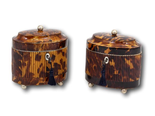 Font of the tortoiseshell tea caddy pair with the lids up