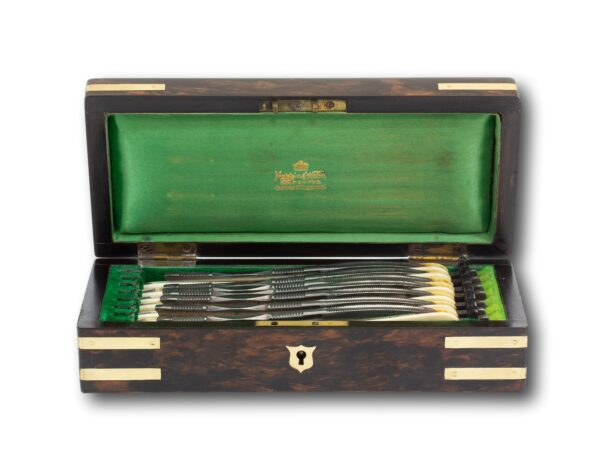 Overview of the mappin & Webb razor travel set with the lid up