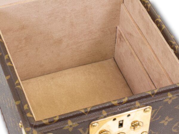 View of the third compartment below the two partitioned trays