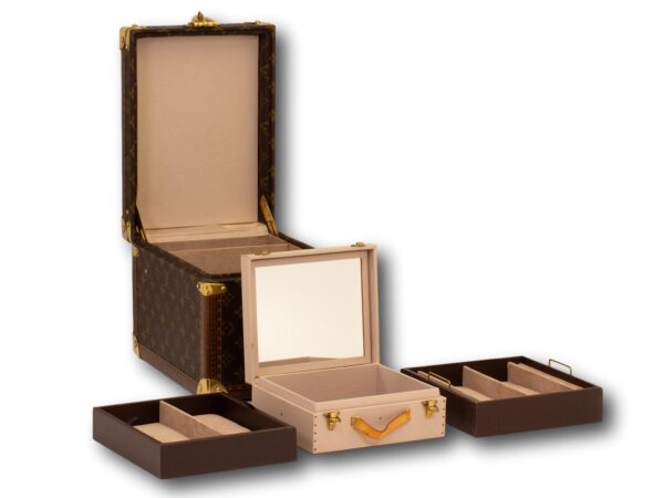 Overview of all the sections in the Vintage Louis Vuitton Jewellery Case