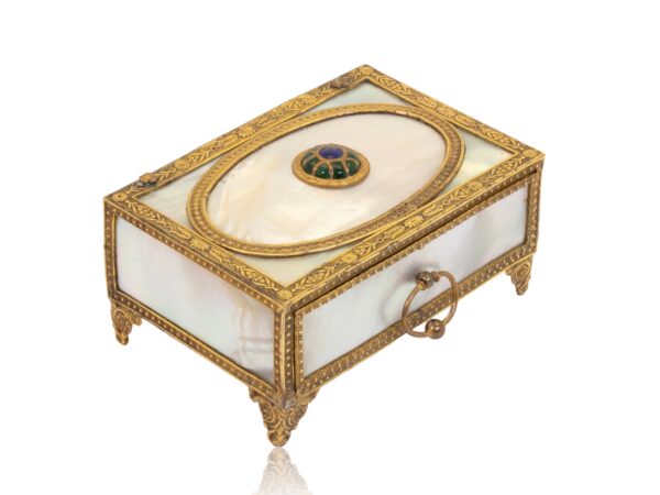 Front overview of the Palais Royal Necessaire Sewing Box