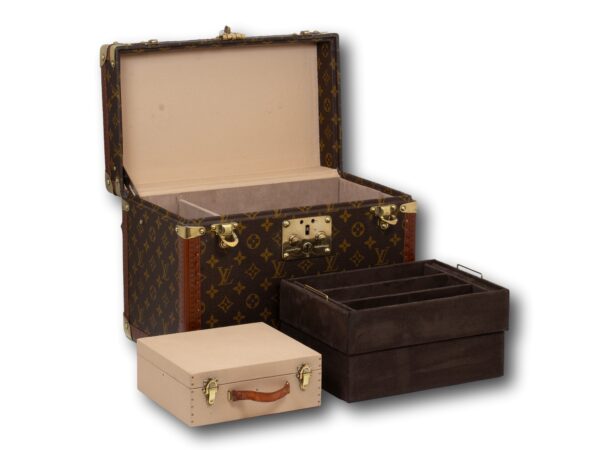 Overview of the components from the Vintage Louis Vuitton Jewellery Case