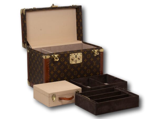 Overview of the components from the Vintage Louis Vuitton Jewellery Case