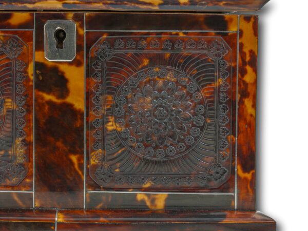 Close up of the pressed flower decoration on the Pressed Tortoiseshell Floral Tea Caddy