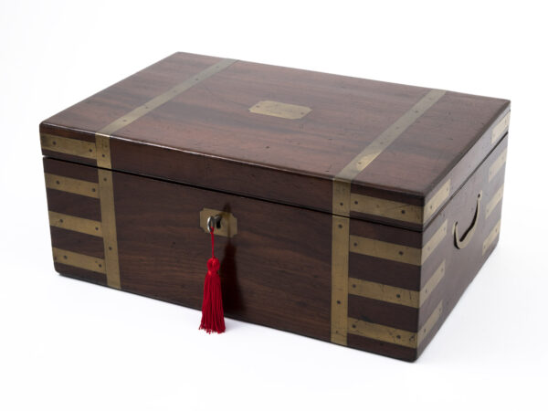 Front overview of the Campaign Military Writing Box Hewlins with the key fitted