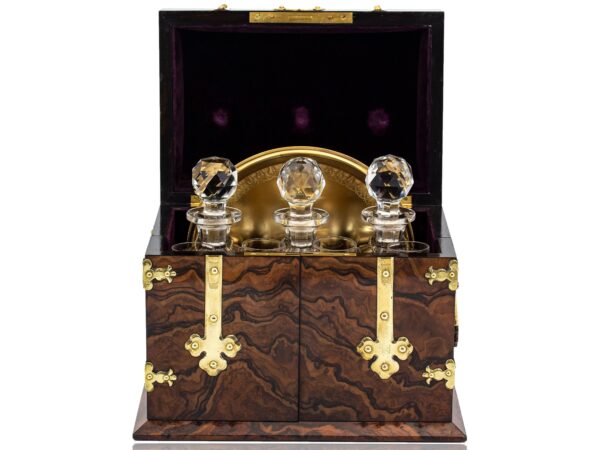 Front overview of the Feathered Burr Walnut Decanter Box Betjemann Kenneth with the lid up