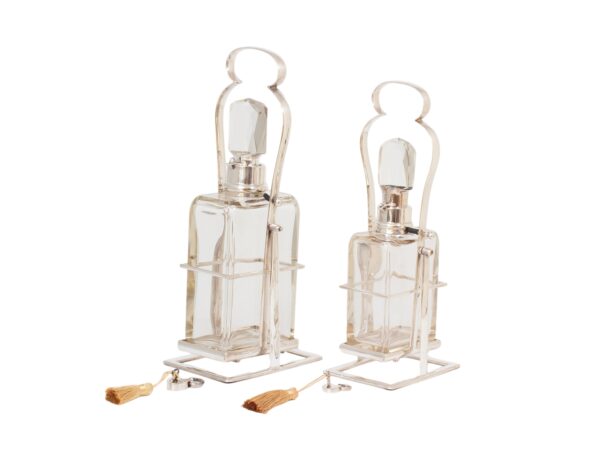 Overview of the Pair of Tilting Decanters Hukin & Heath unlocked